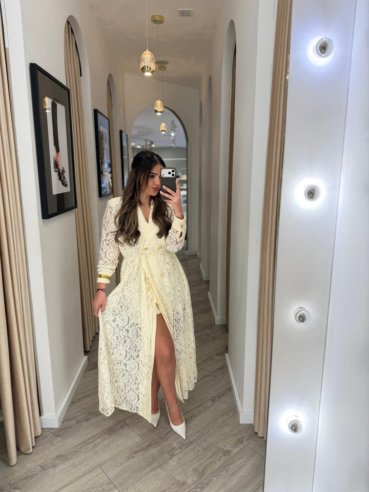VESTIDO BEGE EM RENDA COM CINTO PONTO CHIC