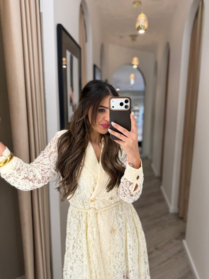 VESTIDO BEGE EM RENDA COM CINTO PONTO CHIC