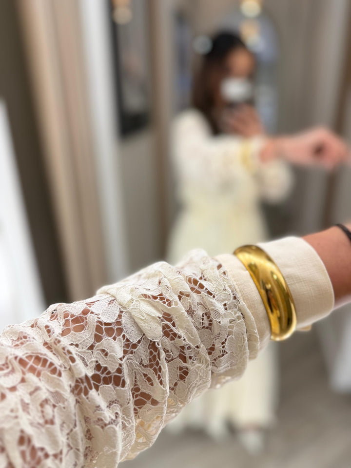 VESTIDO BEGE EM RENDA COM CINTO PONTO CHIC
