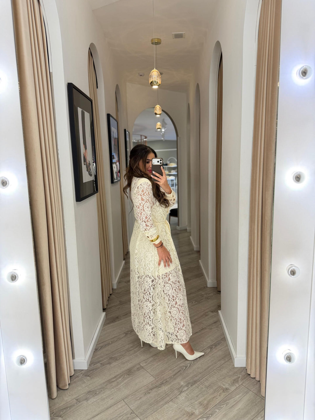 VESTIDO BEGE EM RENDA COM CINTO PONTO CHIC
