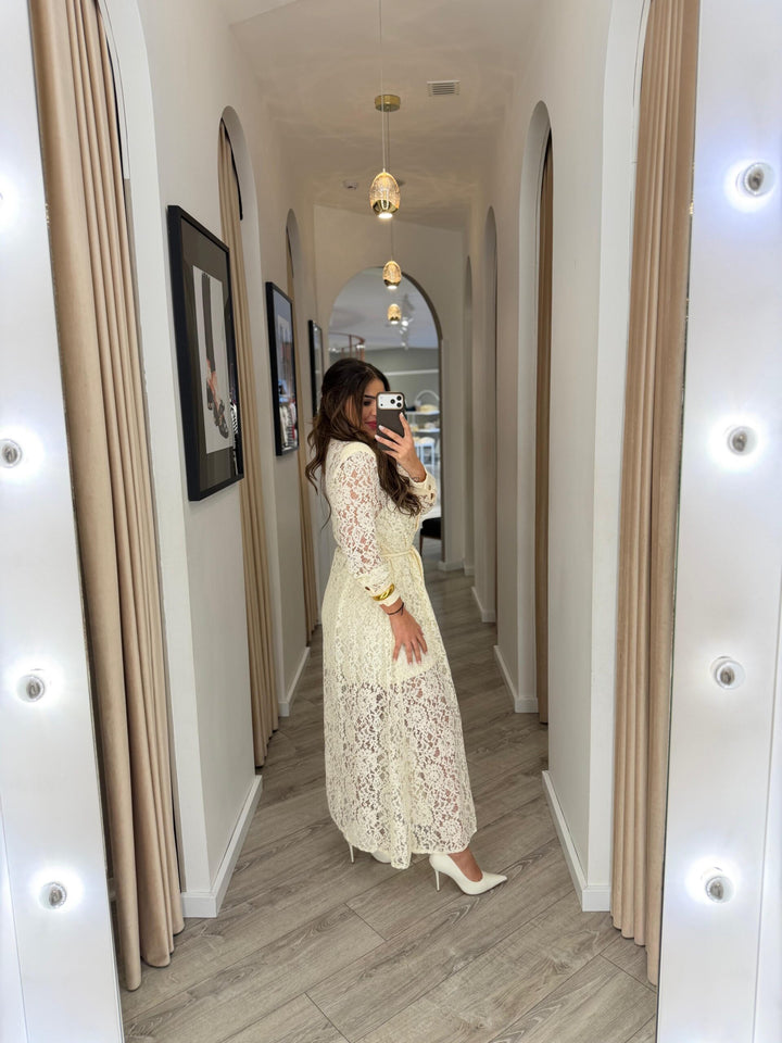 VESTIDO BEGE EM RENDA COM CINTO PONTO CHIC