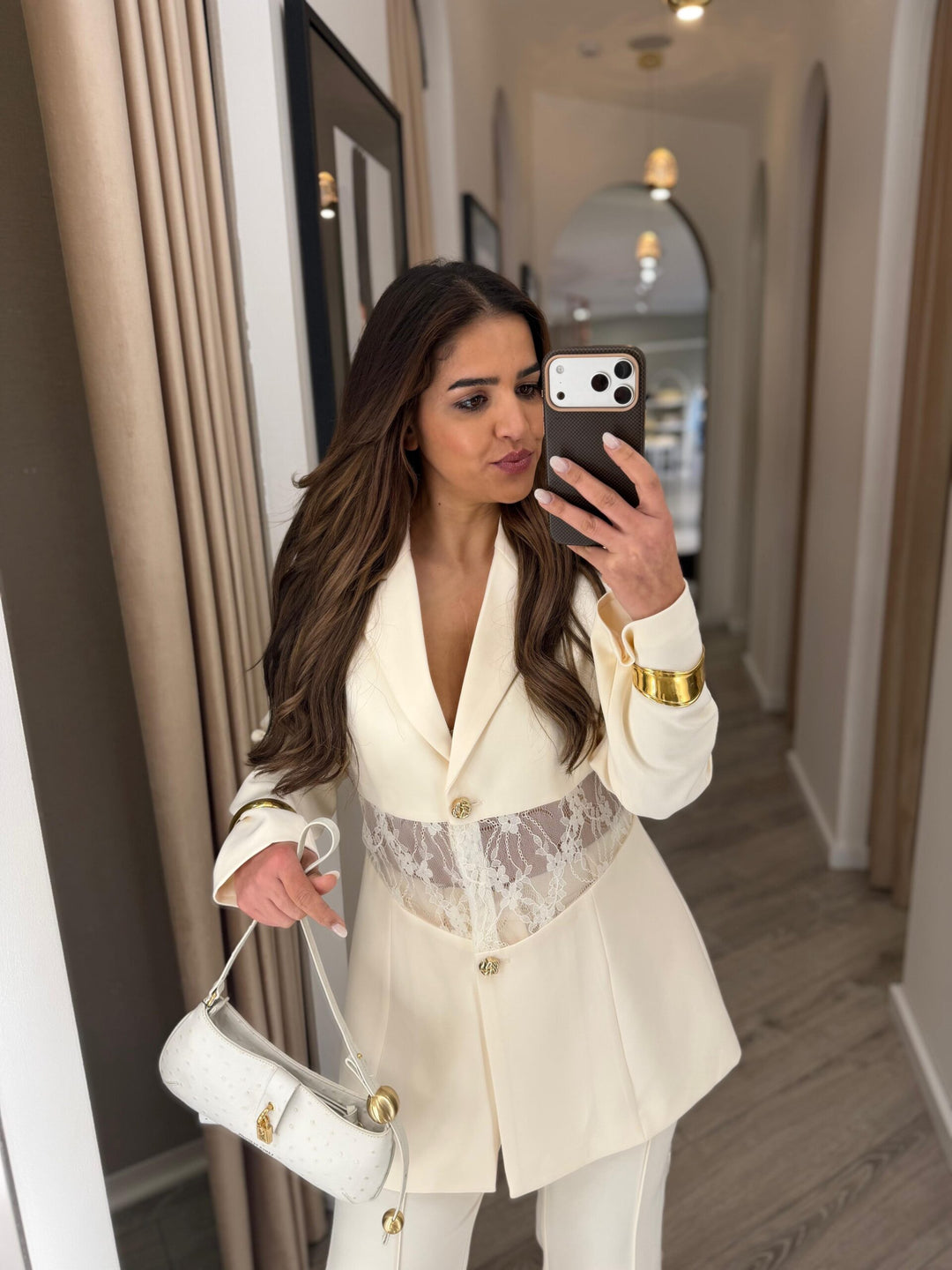 BLAZER BEGE COM DETALHE EM RENDA PONTO CHIC
