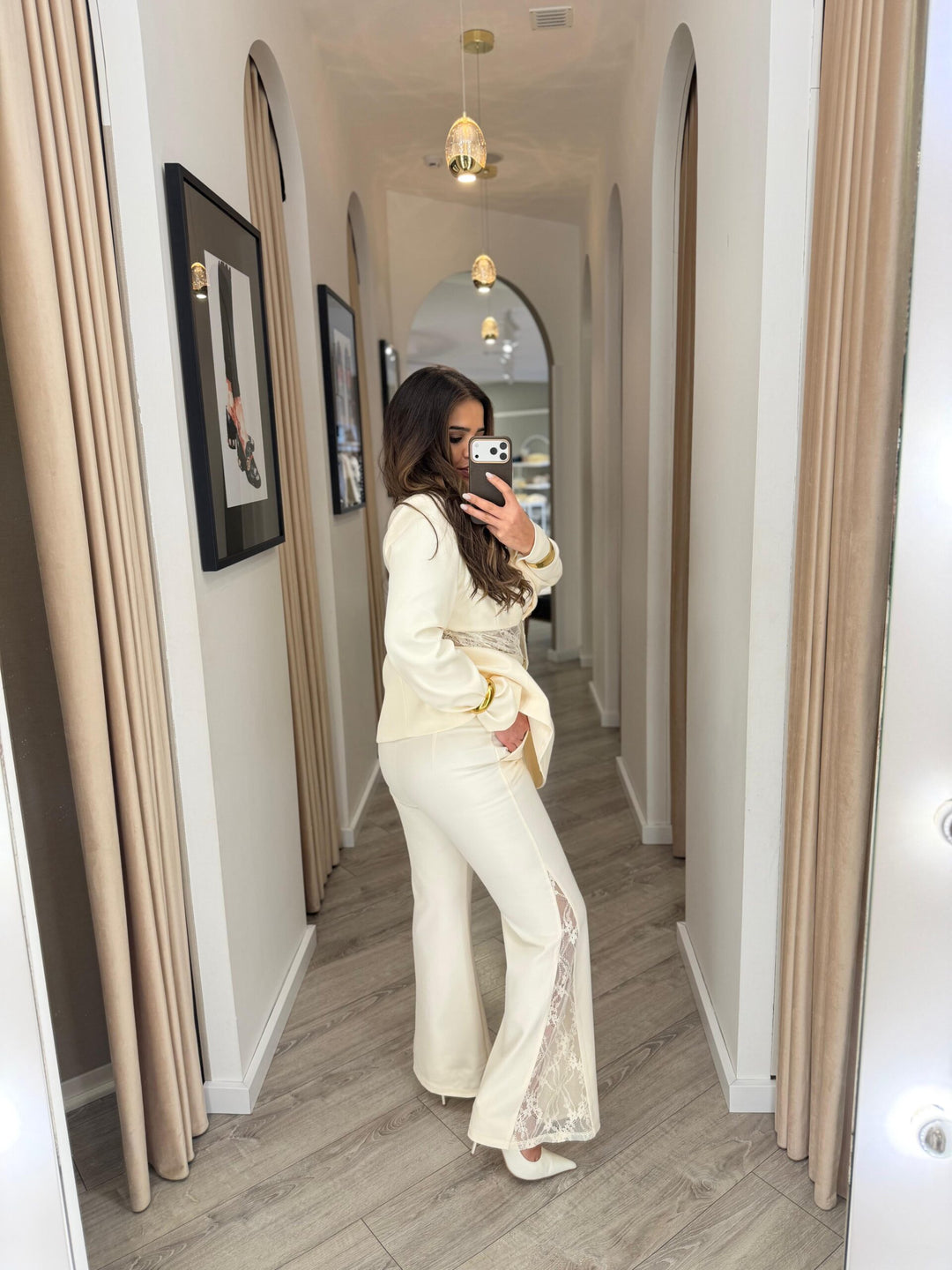 CALÇA BEGE DE ALFAIATARIA COM PAINÉIS EM RENDA PONTO CHIC
