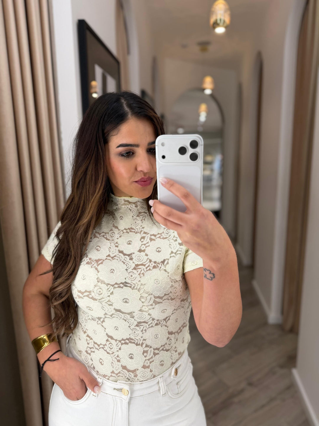 BODY EM RENDA AMARELO MANTEIGA MANGA CURTA PONTO CHIC