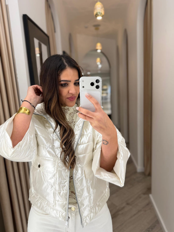 CASACO ACOLCHOADO BRANCO COM ACABAMENTO BRILHANTE PONTO CHIC