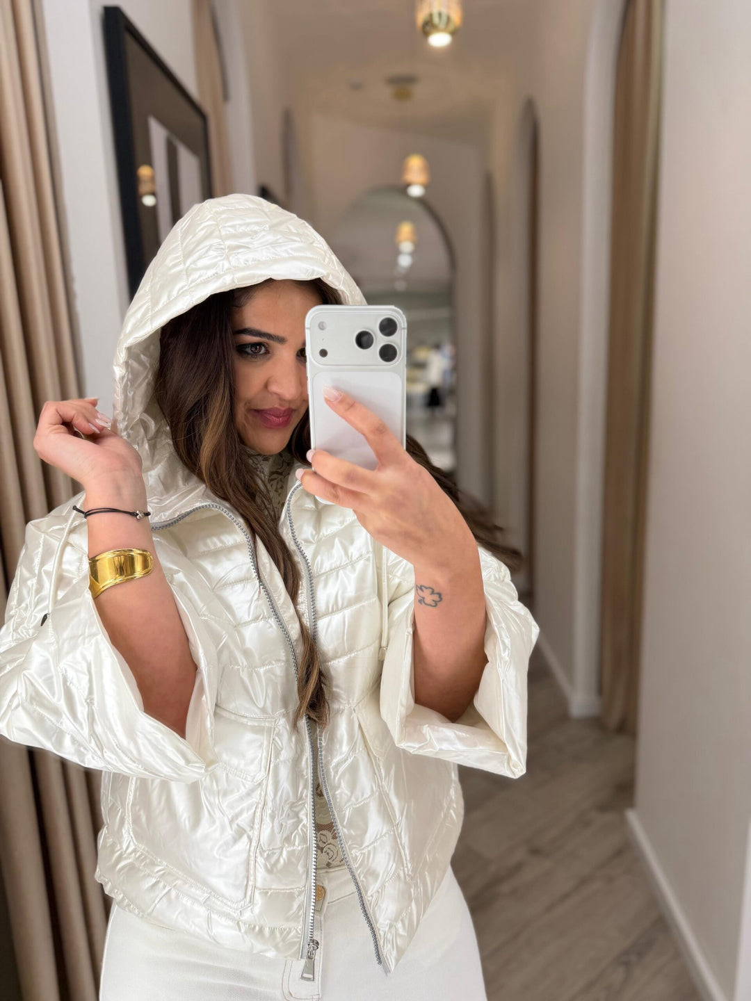 CASACO ACOLCHOADO BRANCO COM ACABAMENTO BRILHANTE PONTO CHIC