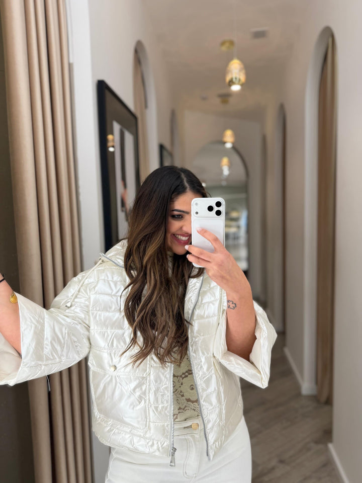 CASACO ACOLCHOADO BRANCO COM ACABAMENTO BRILHANTE PONTO CHIC