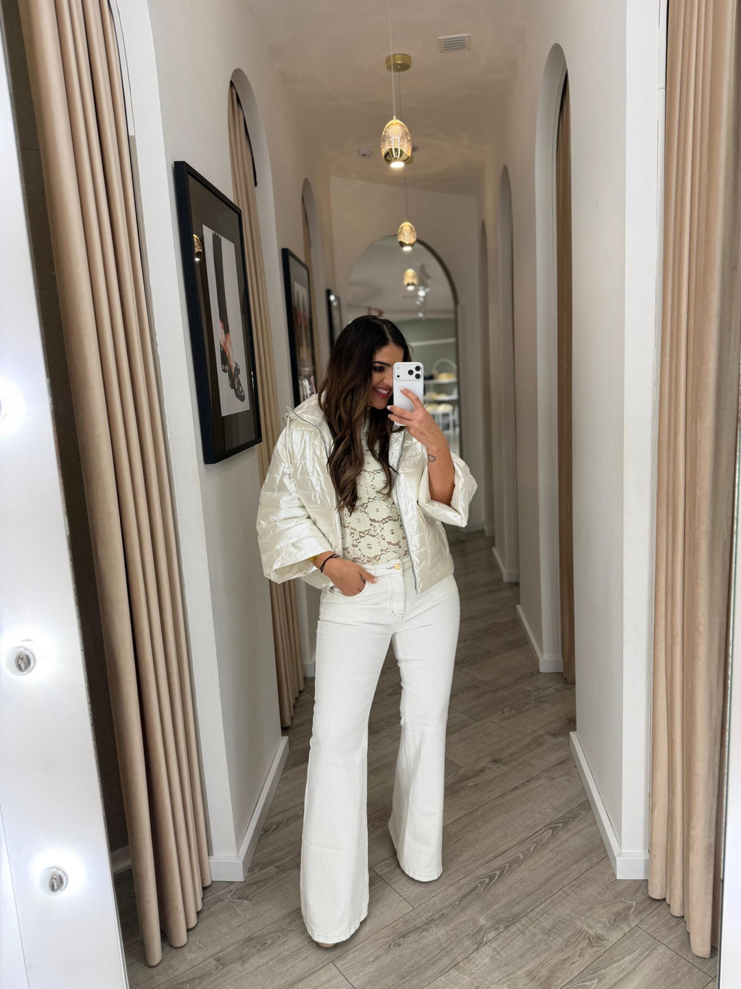 CASACO ACOLCHOADO BRANCO COM ACABAMENTO BRILHANTE PONTO CHIC