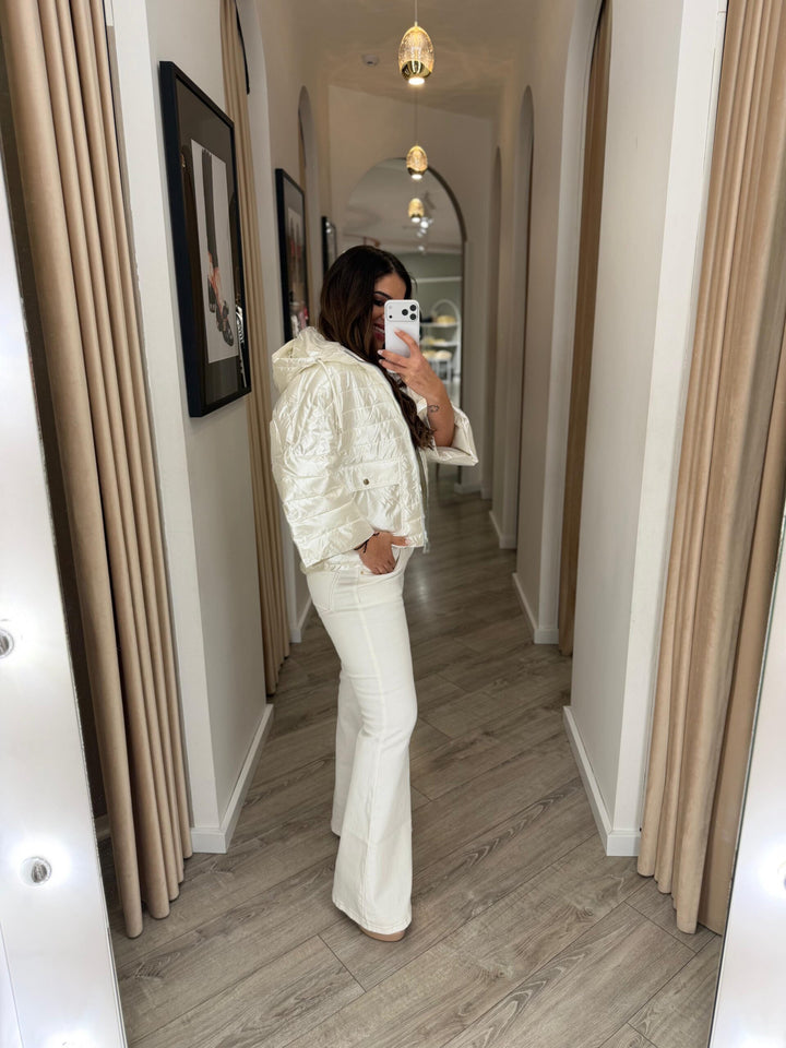 CASACO ACOLCHOADO BRANCO COM ACABAMENTO BRILHANTE PONTO CHIC