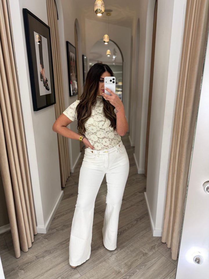 BODY EM RENDA AMARELO MANTEIGA MANGA CURTA PONTO CHIC