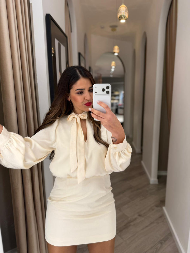 VESTIDO CURTO BEGE COM RENDA NAS COSTAS PONTO CHIC
