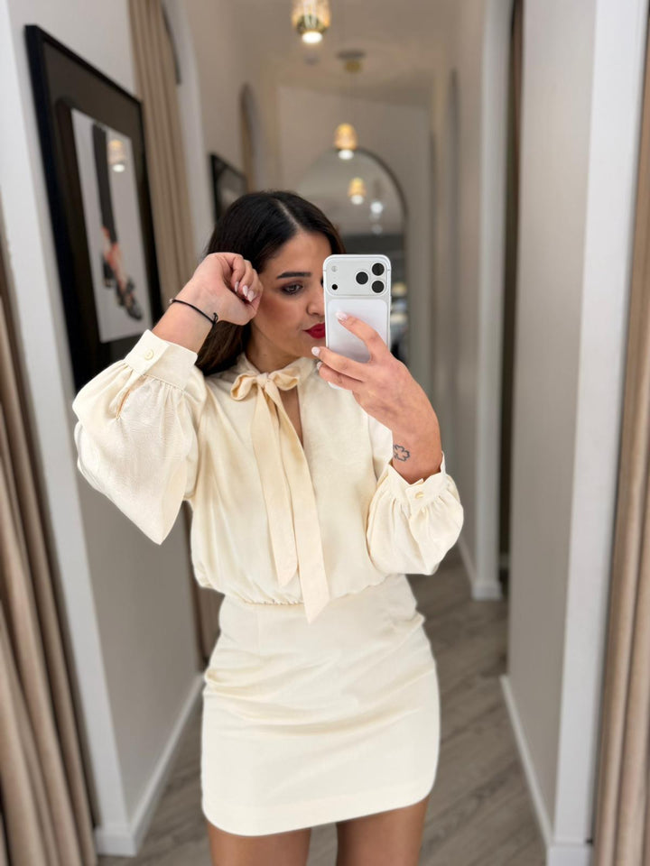 VESTIDO CURTO BEGE COM RENDA NAS COSTAS PONTO CHIC