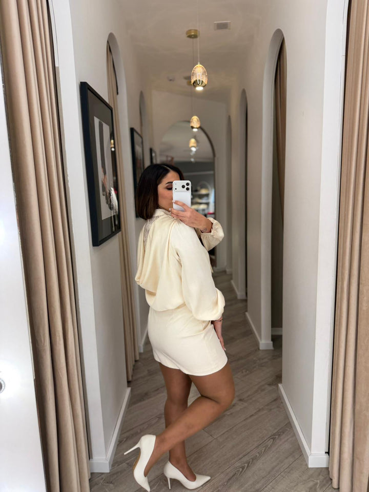 VESTIDO CURTO BEGE COM RENDA NAS COSTAS PONTO CHIC