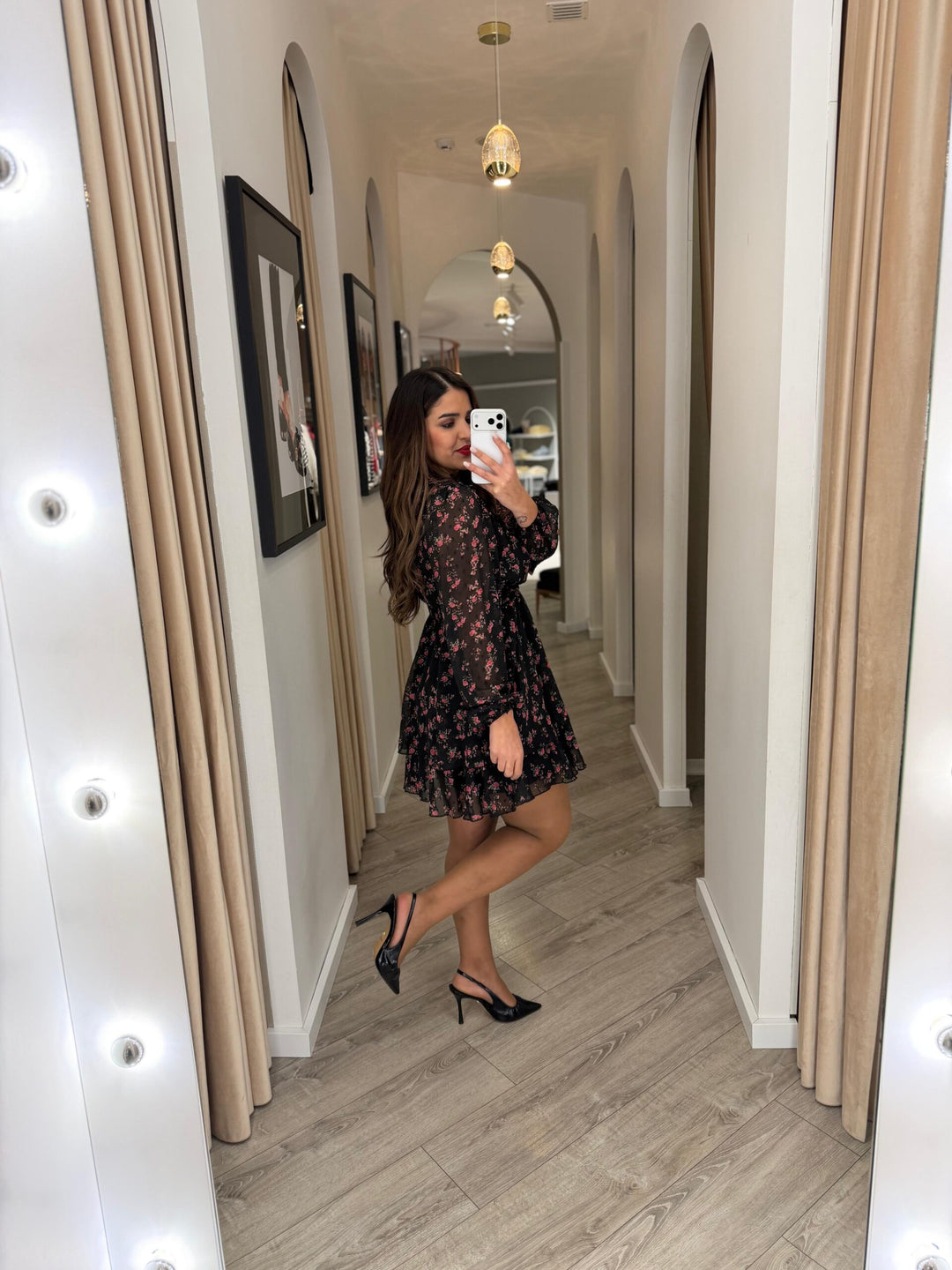 VESTIDO CURTO FLORAL PRETO COM ROSAS PONTO CHIC