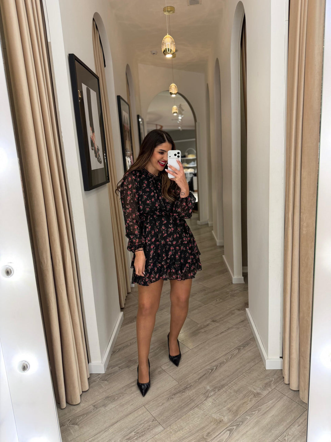 VESTIDO CURTO FLORAL PRETO COM ROSAS PONTO CHIC