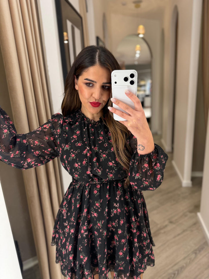 VESTIDO CURTO FLORAL PRETO COM ROSAS PONTO CHIC
