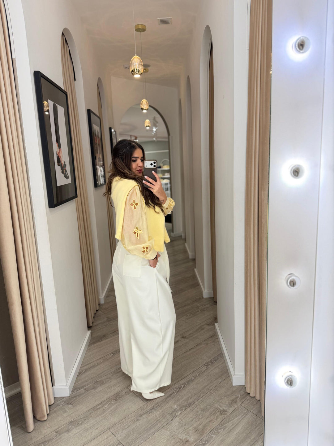 CAMISA AMARELO MANTEIGA COM BORDADOS PONTO CHIC
