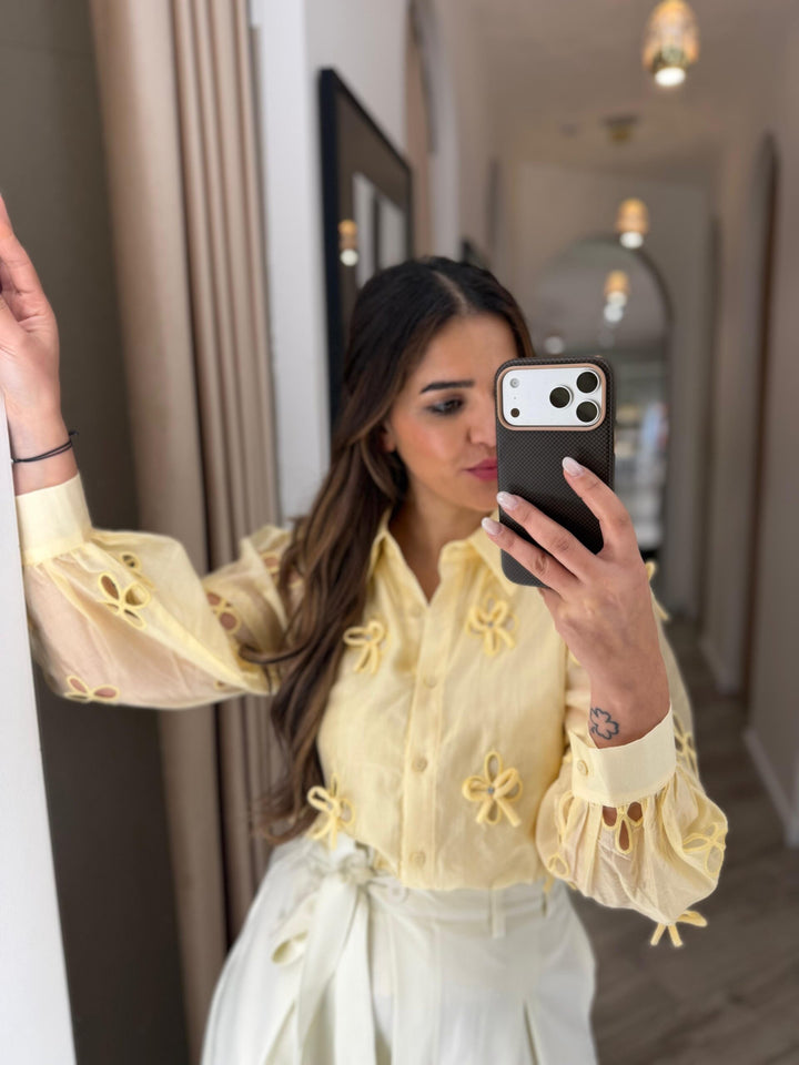 CAMISA AMARELO MANTEIGA COM BORDADOS PONTO CHIC