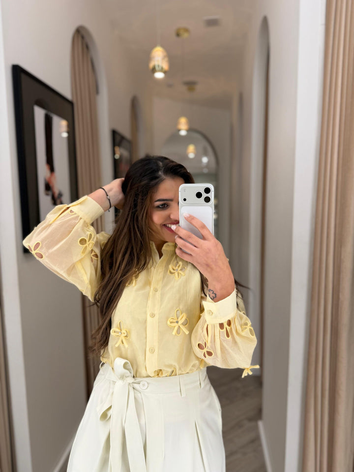CAMISA AMARELO MANTEIGA COM BORDADOS PONTO CHIC