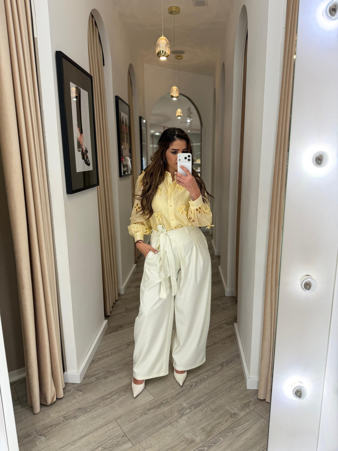 CAMISA AMARELO MANTEIGA COM BORDADOS PONTO CHIC