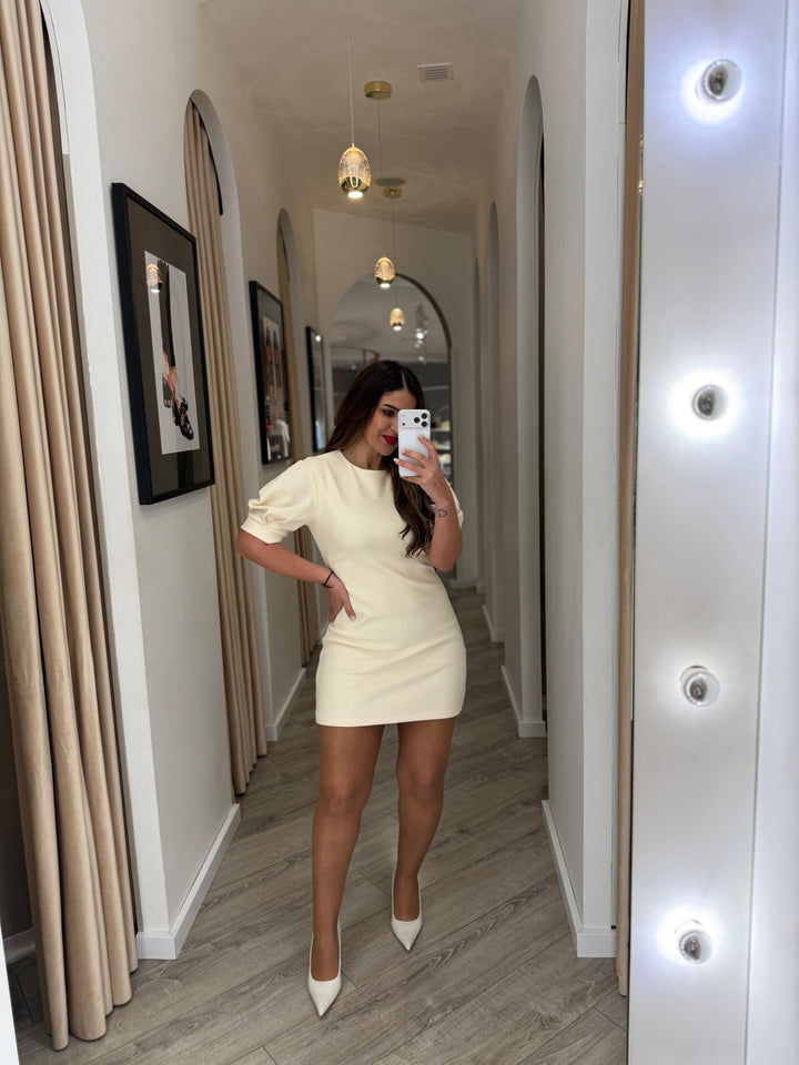 VESTIDO BEGE MANGA CURTA COM MACHOS PONTO CHIC