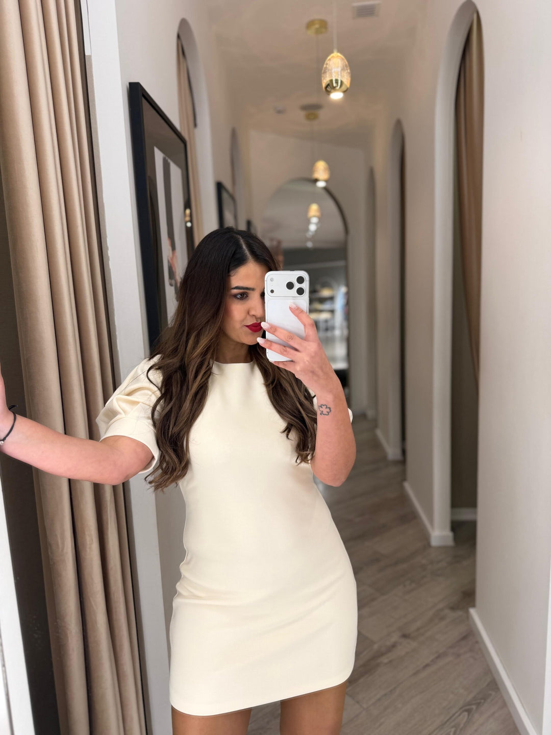 VESTIDO BEGE MANGA CURTA COM MACHOS PONTO CHIC