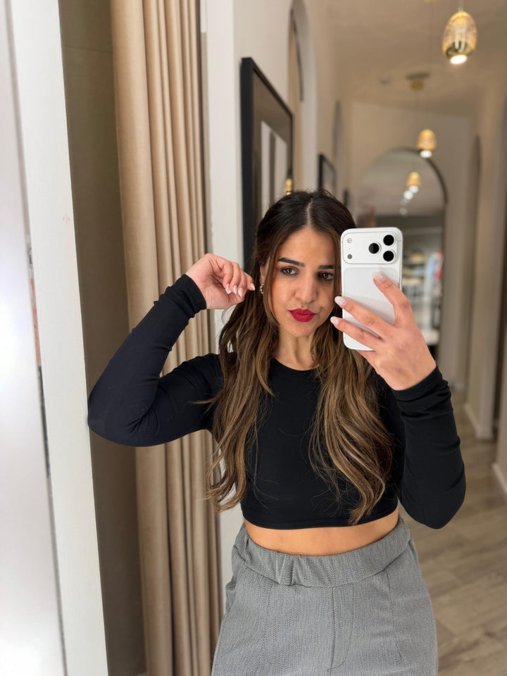 TOP CROPPED PRETO MANGA COMPRIDA PONTO CHIC