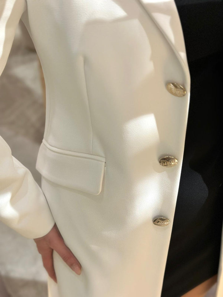BLAZER BRANCO COM CORTE ALONGADO E BOTOES DOURADOS RINASCIMENTO
