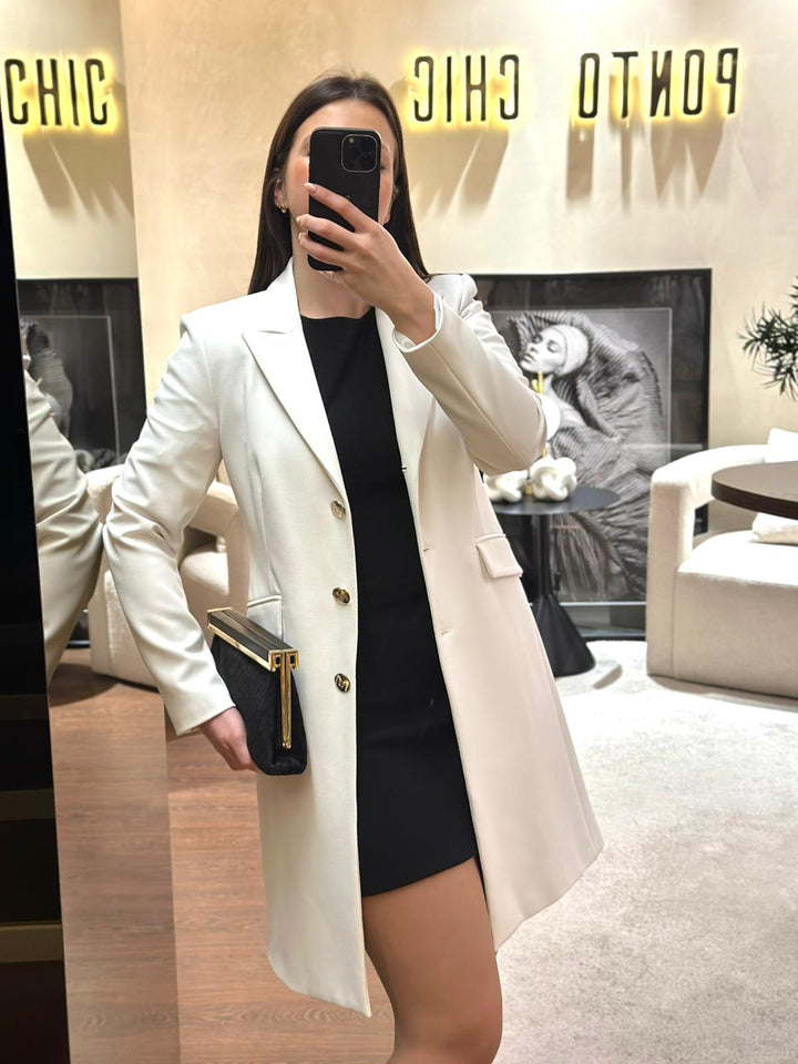BLAZER BRANCO COM CORTE ALONGADO E BOTOES DOURADOS RINASCIMENTO