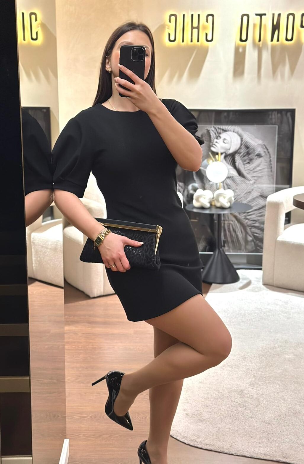 VESTIDO PRETO MANGA CURTA COM MACHOS PONTO CHIC