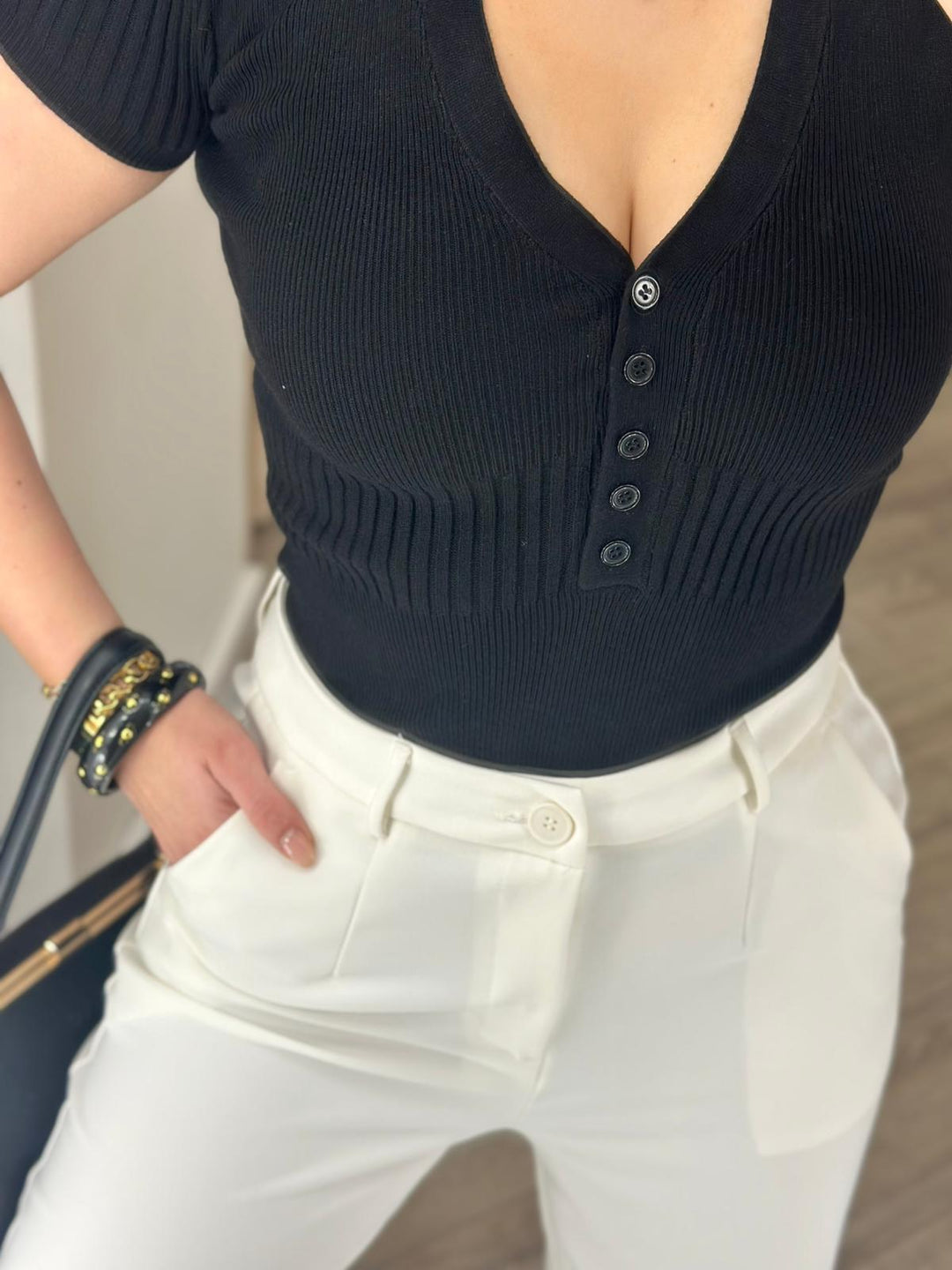 BODY MALHA PRETO COM GOLA E BOTÕES PONTO CHIC