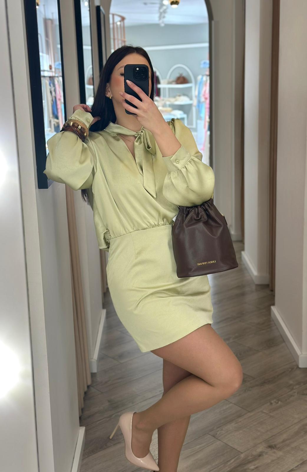 VESTIDO CURTO VERDE SECO COM RENDA NAS COSTAS PONTO CHIC
