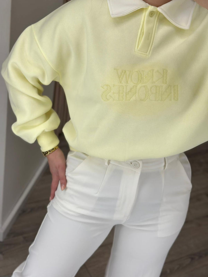 CAMISOLA AMARELO MANTEIGA COM GOLA POLO PONTO CHIC