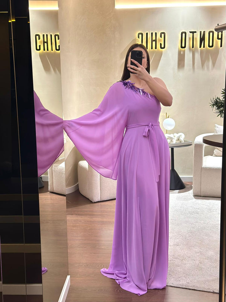VESTIDO LILÁS ASSIMÉTRICO DE MANGA UNILATERAL COM APLICAÇÃO PONTO CHIC