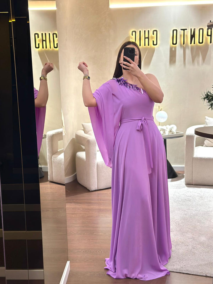 VESTIDO LILÁS ASSIMÉTRICO DE MANGA UNILATERAL COM APLICAÇÃO PONTO CHIC