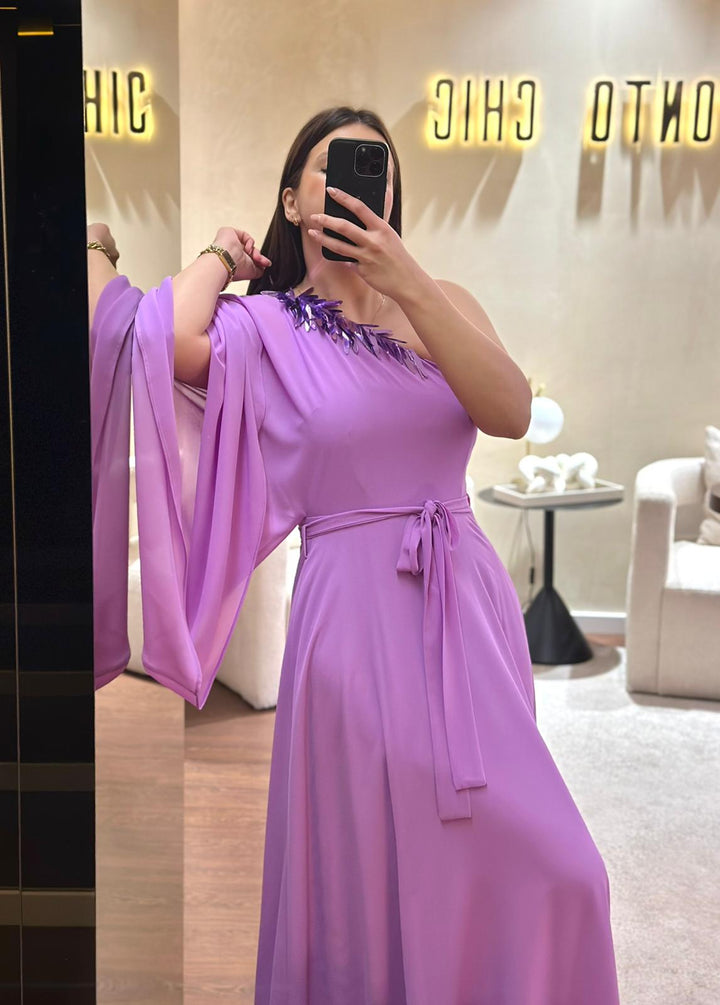 VESTIDO LILÁS ASSIMÉTRICO DE MANGA UNILATERAL COM APLICAÇÃO PONTO CHIC