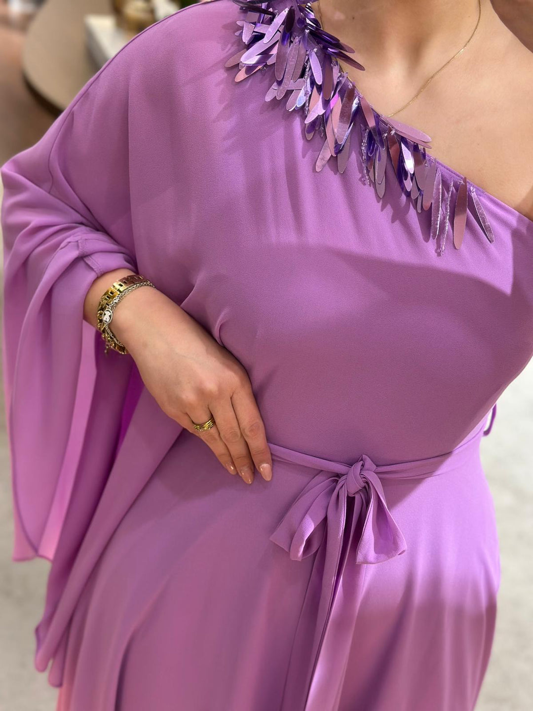 VESTIDO LILÁS ASSIMÉTRICO DE MANGA UNILATERAL COM APLICAÇÃO PONTO CHIC