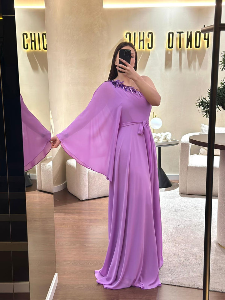 VESTIDO LILÁS ASSIMÉTRICO DE MANGA UNILATERAL COM APLICAÇÃO PONTO CHIC