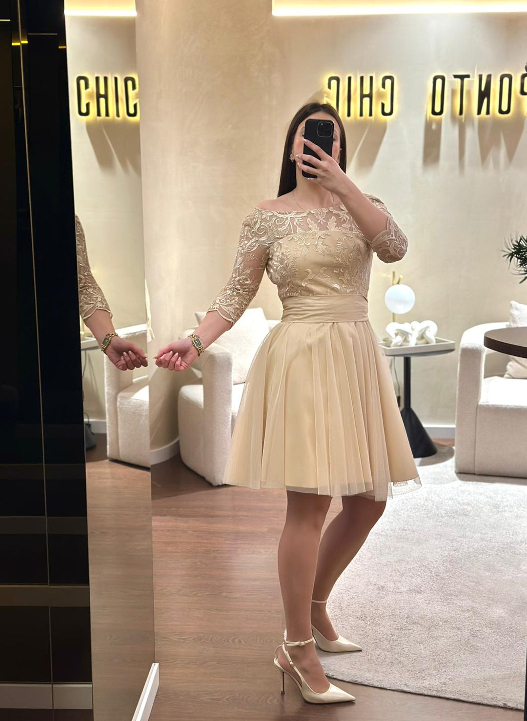 VESTIDO CURTO BEGE COM RENDA E TULE PONTO CHIC