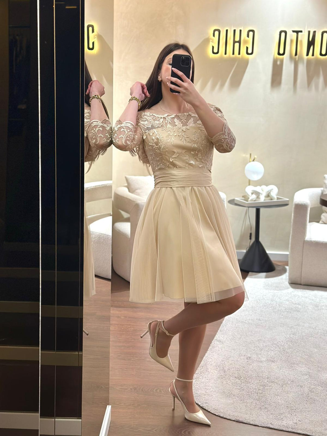 VESTIDO CURTO BEGE COM RENDA E TULE PONTO CHIC