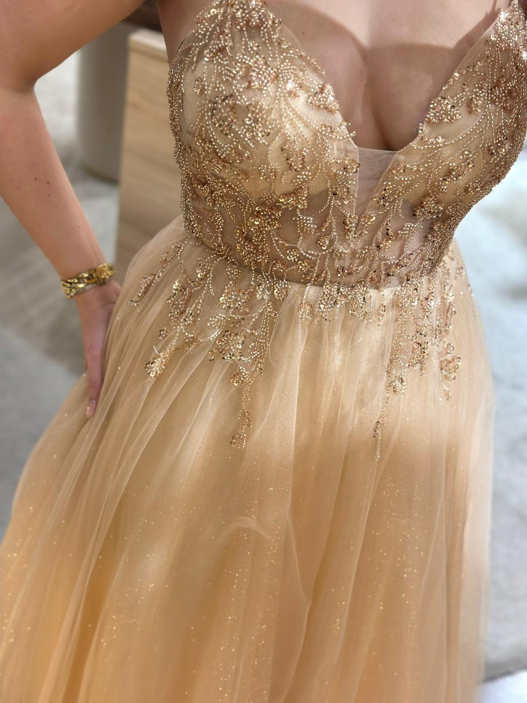 VESTIDO LONGO CHAMPANHE BORDADO COM TULE PONTO CHIC