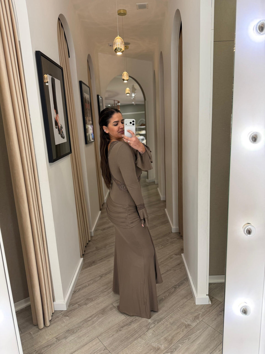 VESTIDO LONGO CASTANHO COM RENDA PONTO CHIC