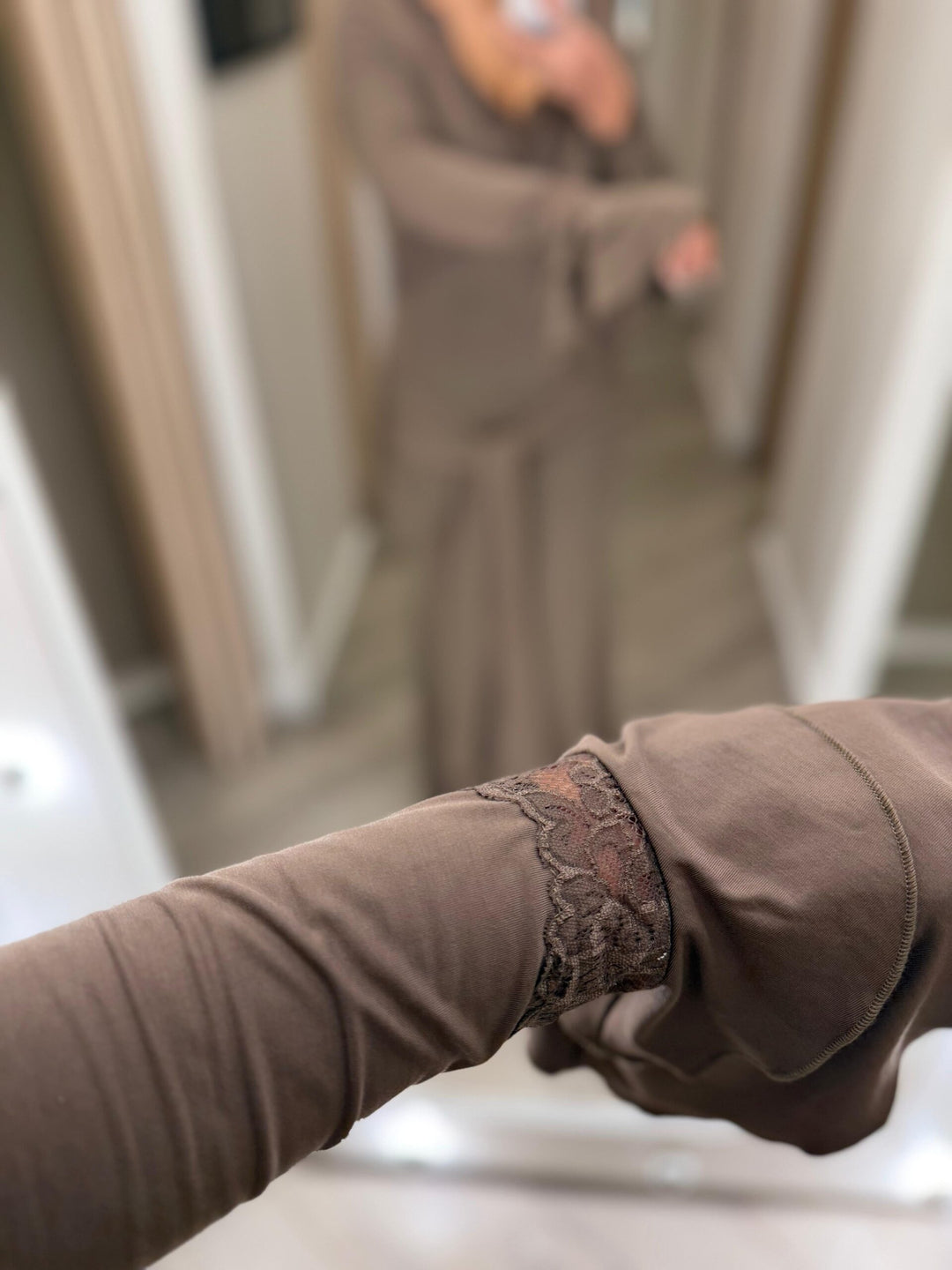 VESTIDO LONGO CASTANHO COM RENDA PONTO CHIC
