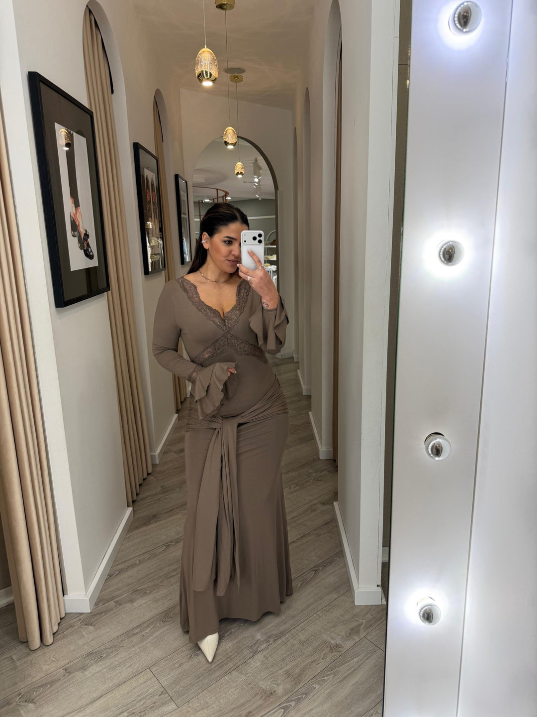 VESTIDO LONGO CASTANHO COM RENDA PONTO CHIC