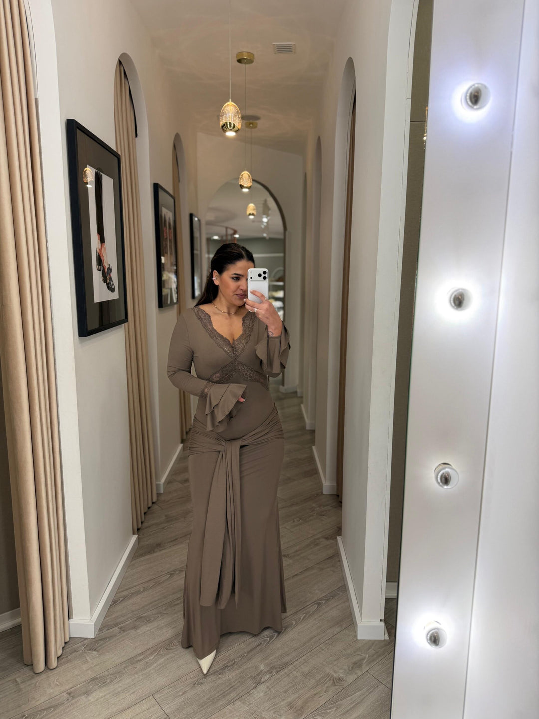 VESTIDO LONGO CASTANHO COM RENDA PONTO CHIC