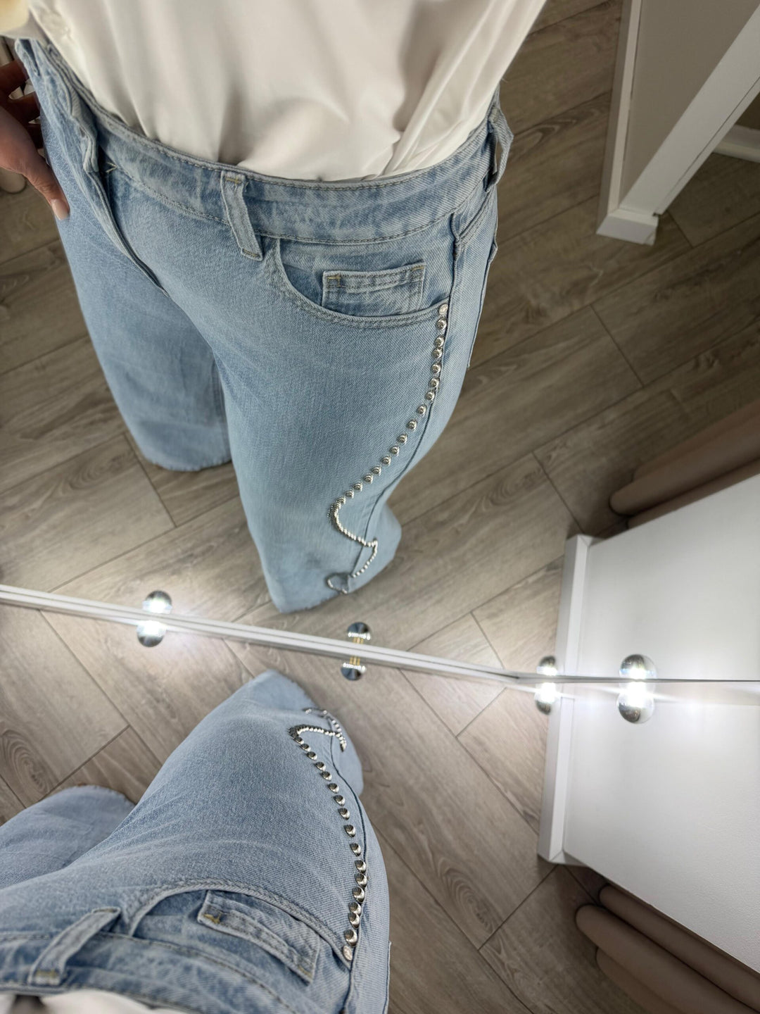 CALÇA DE GANGA WIDE LEG COM APLICAÇÃO LATERAL PONTO CHIC