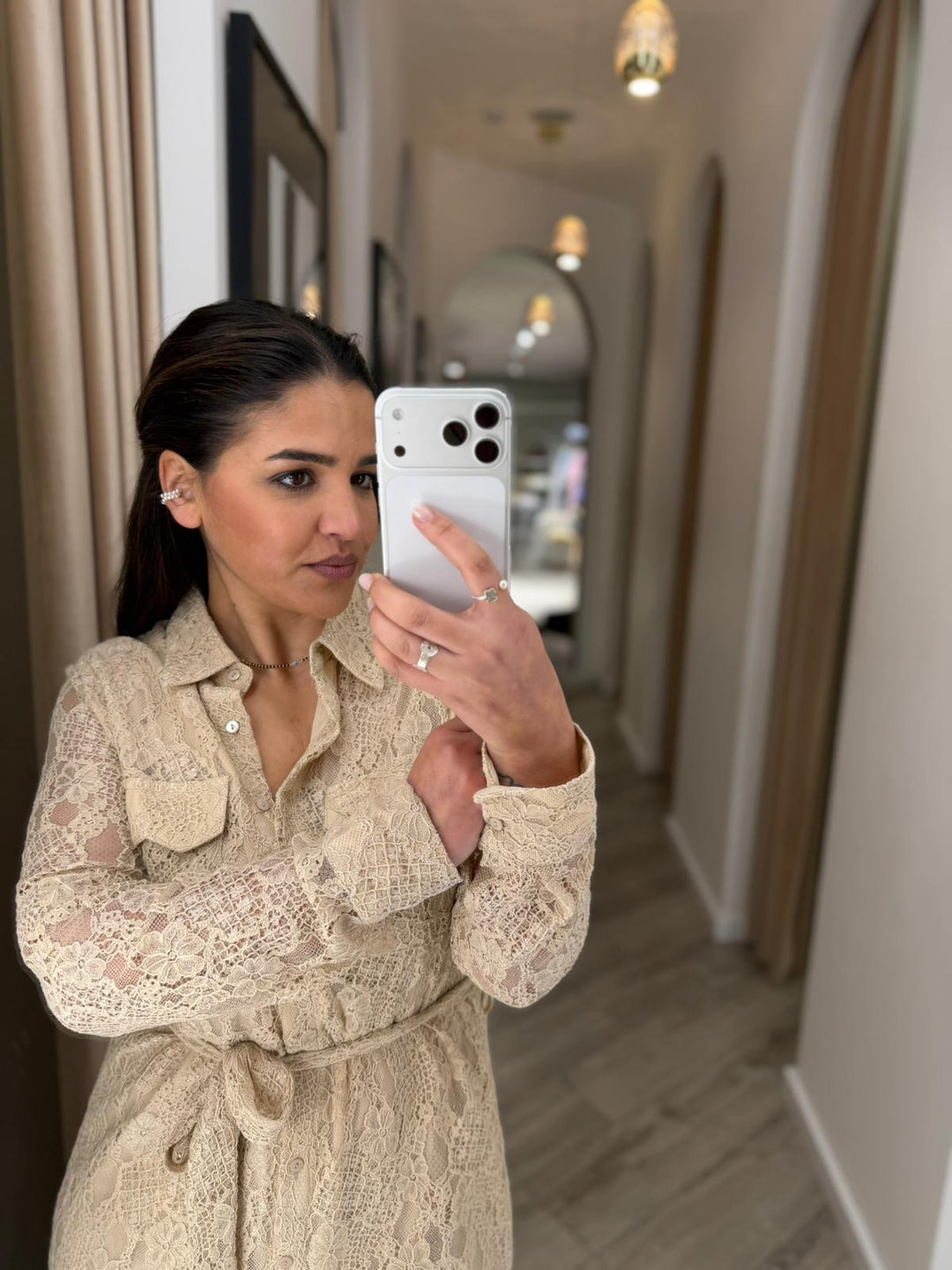 VESTIDO CAMISEIRO EM RENDA BEGE COM CINTO PONTO CHIC