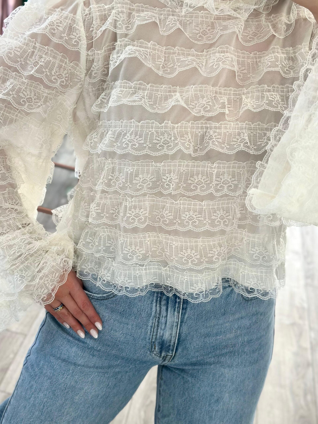 BLUSA CREME DE RENDA PONTO CHIC