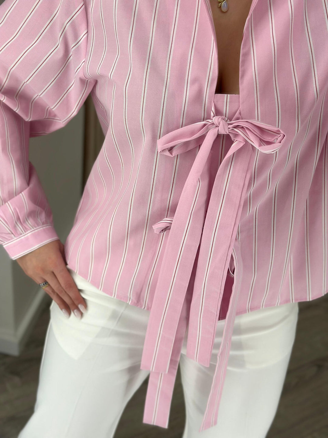 CAMISA ROSA BEBÉ ÀS RISCAS COM LAÇOS PONTO CHIC