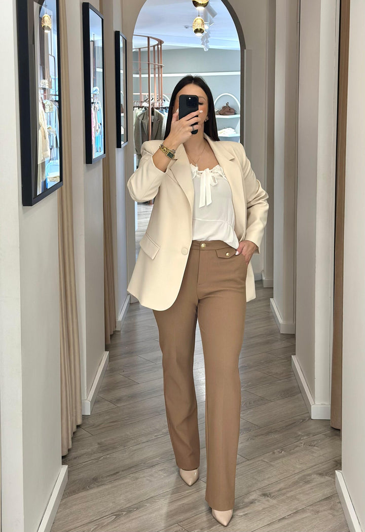 CALÇA CASTANHA COM BOTÃO DOURADO IMPERIAL